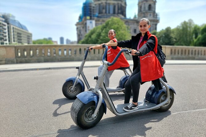 2 Hours Guided Hamburg E-Scooter Tour - The Alster lakes and the central city