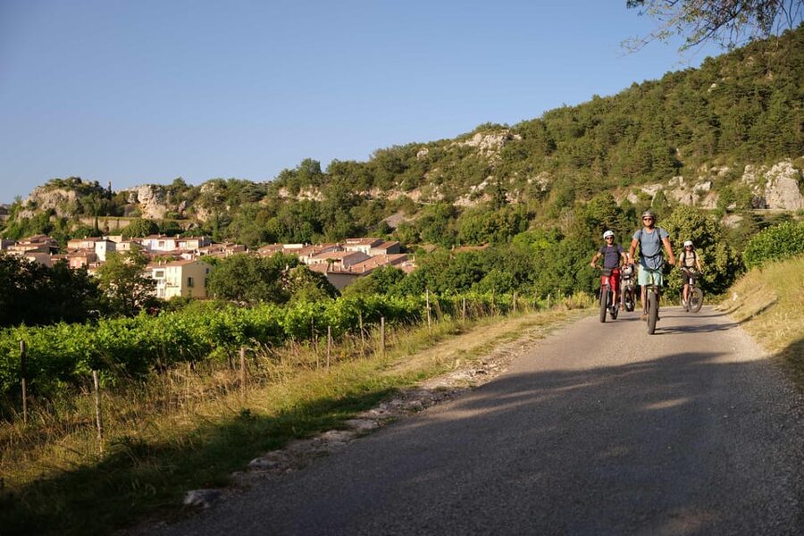 Apero Sunset over the lake: Guided electric scooter rides - Riding toward Aiguines and its hilltop views