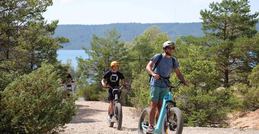 Around the Lake of Verdon : Guided electric scooter rides - What the guide adds beyond directions