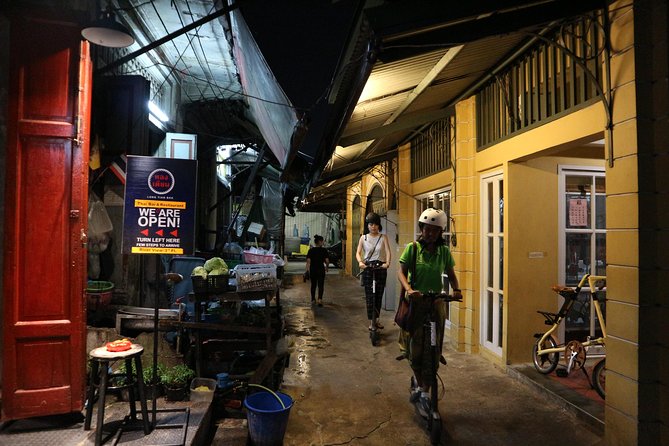 Bangkok at Night by Electric Scooter - Wat Prayoon and the ride back