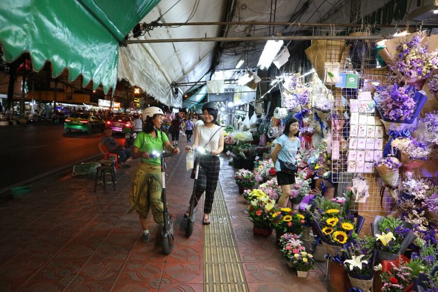 Bangkok: E-Scooter Night Tour with Local Street Food - Street food at JP Market and in Chinatown