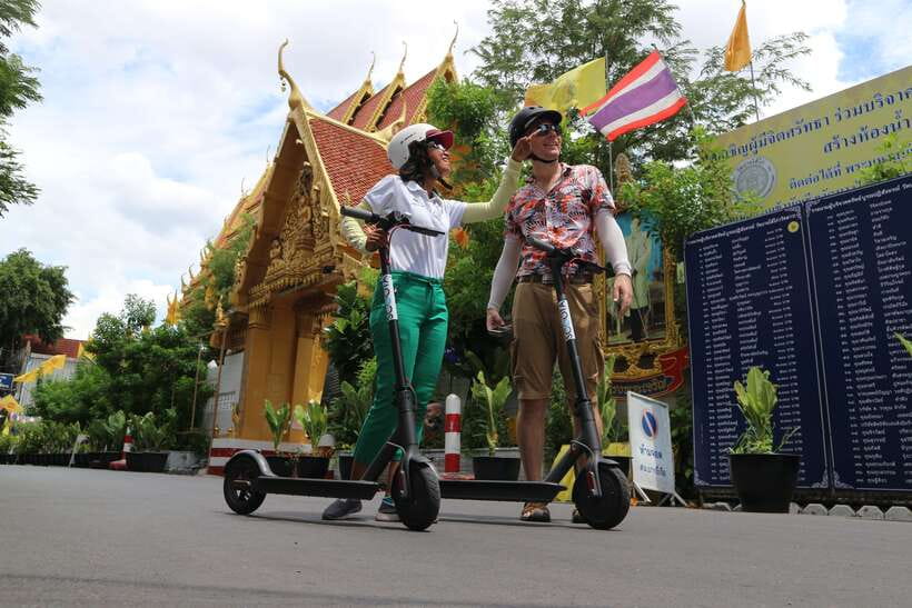 Bangkok: Riverside E-Scooter Adventure with StreetFood Snack - Wat Kalayanamitr and the quieter Thonburi side