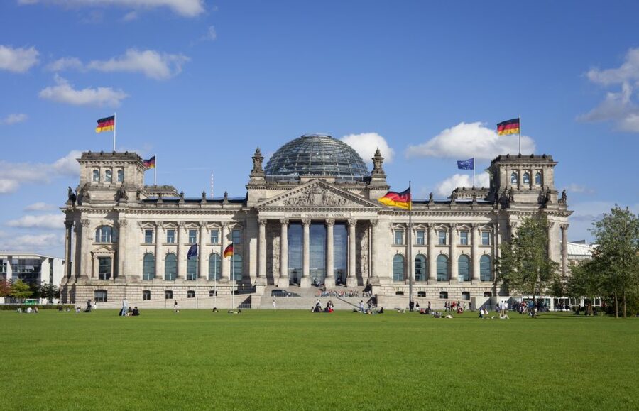 Berlin: 3-H VIP Private E-Scooter Highlights Tour - The Reichstag and the story of the fire