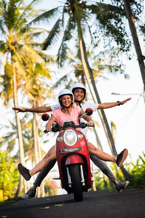 Canggu Scooter Lessons - Starting at the Canggu parking lot