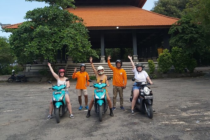Canggu Scooter Lessons - Moving onto a quiet village street