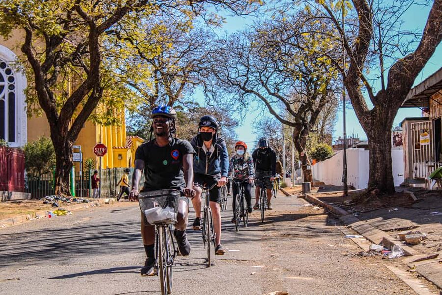 Cape Town: bicycle or E-scooter History Tour with Coffee - St Georges Mall and the Berlin Wall fragment