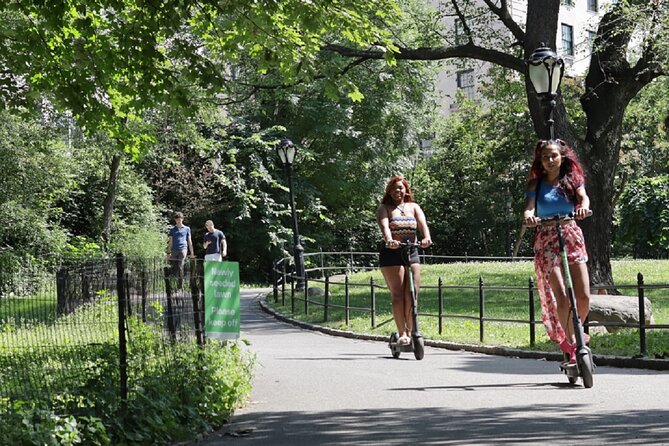 Electric Scooter Tour of Central Park in Spanish - Alice in Wonderland for a playful change of mood