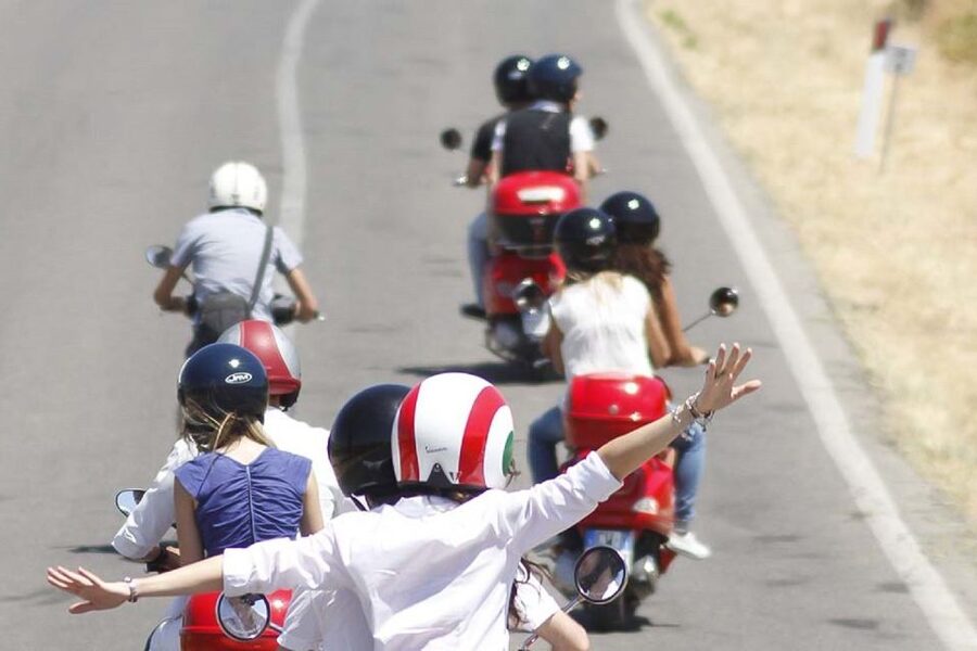 Florence/Badesse: Tuscany Group Vespa Tour with Wine Tasting - Why a Vespa is a good way to see Chianti
