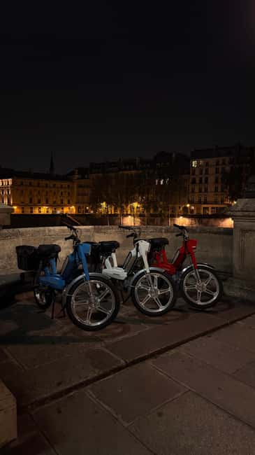 Guided tour of Paris on an electric Peugeot 103 moped - Following the Seine to Notre-Dame and the Conciergerie