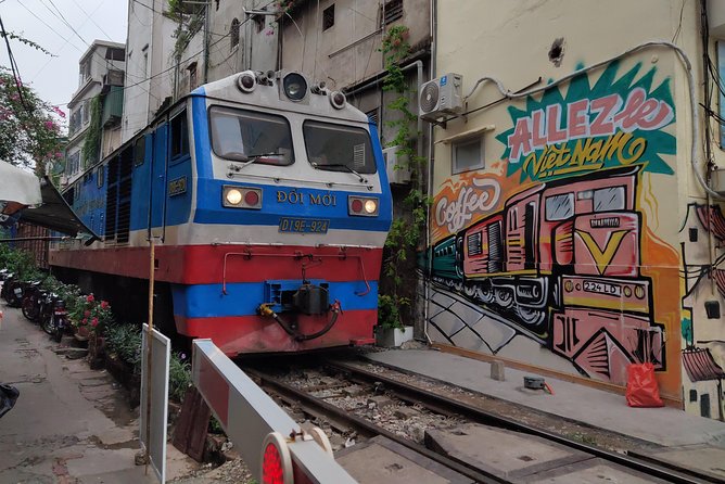 HANOI MUST SEE SITES Vespa Tour - A short look at Hanoi’s train street