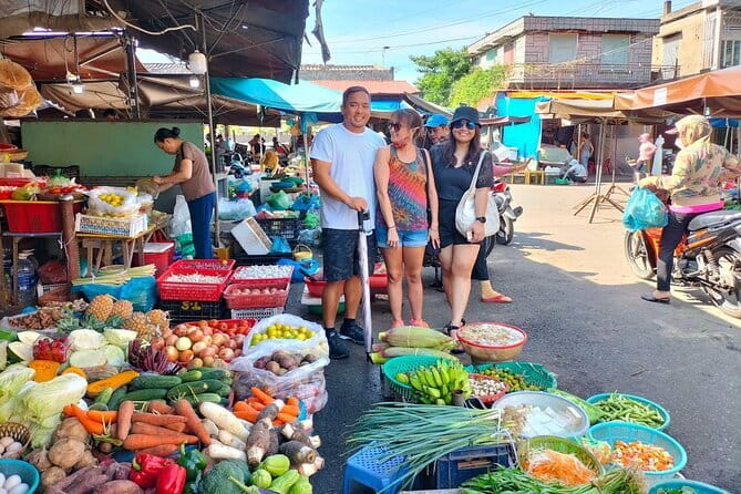 Hoi An Cooking Class & Vespa Cooking Adventure Tour - Cam Chau Market: choosing the right ingredients