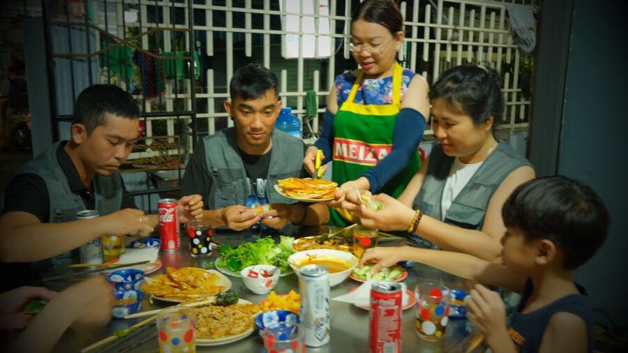 Hoi An: Evening Food Culture Tour by Vespa - First tastes: crispy pancakes and local street food