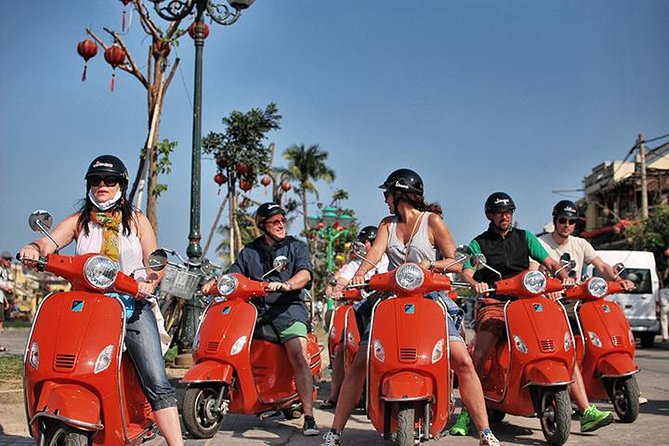 Hoi An Nightlife And Food Tour By Electric Scooter - The first food stop: Hoi An-style banh mi