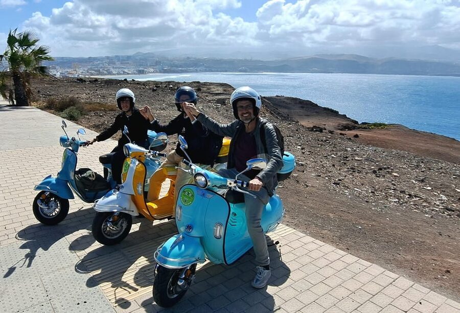 Maspalomas and Las Palmas: electric vintage scooter for rent - Two batteries make the $77 price more useful