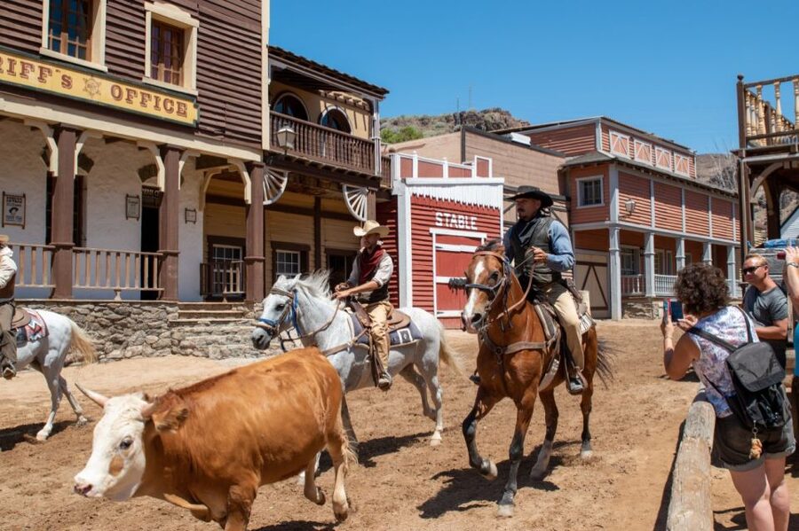 Maspalomas: E-Scooter or E-Bike Tour+Western Town Sioux City - The included shows and saloon scenes