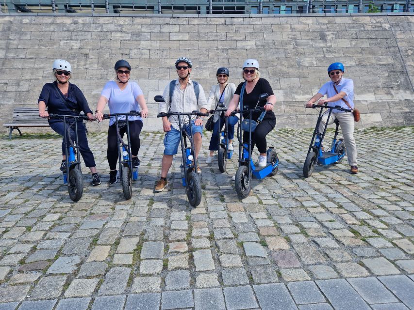 Munich: Top Sights Guided E-Scooter Tour - From the English Garden to the Chinese Tower