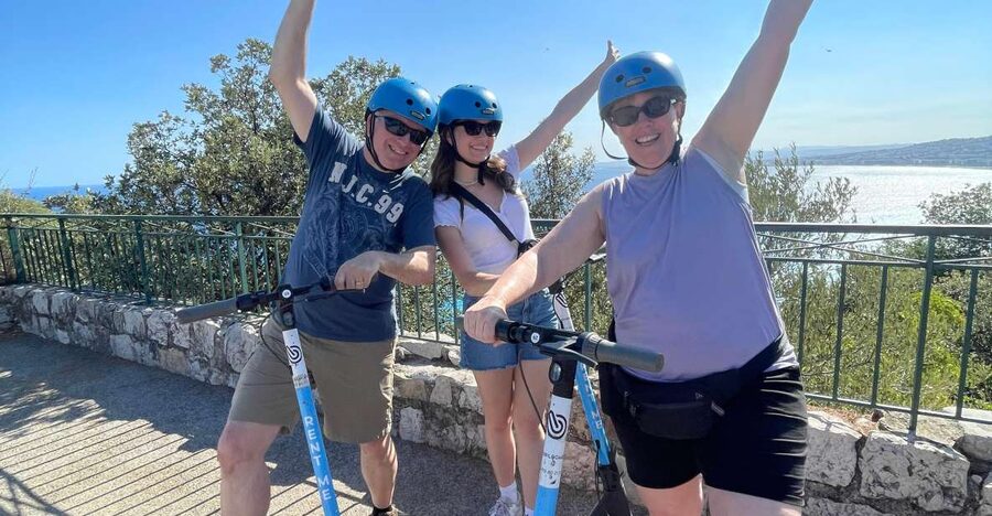 Nice: 1h30 E-scooter highlights tour - Castle Hill: the best view in the 30-minute stop