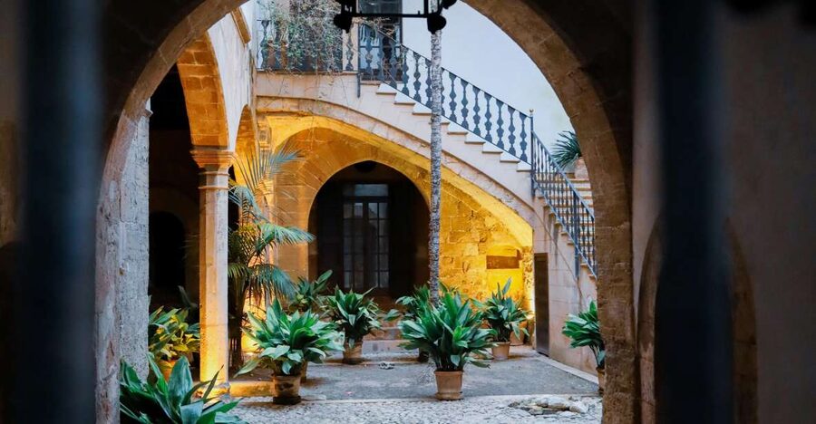 Palma: "History & Beauty" Eco-Friendly E-Scooter Tour - Mercat de l’Olivar and the food stop