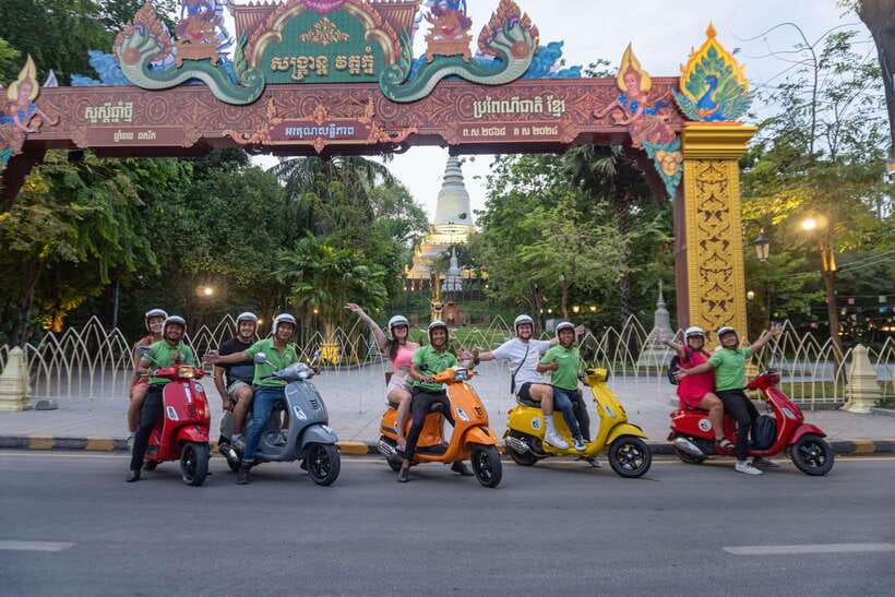 Phnom Penh: City & Silk Island Haft Day or Full Day Tour - Central Market brings you back to everyday Phnom Penh