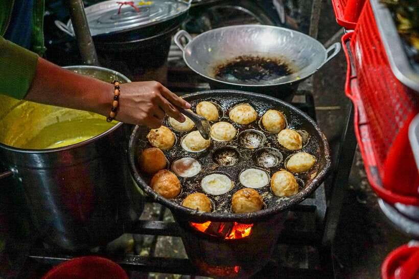 Phnom Penh Evening Food Tour -On Promotion Price limit Offer - Independence Monument is a quick photo stop