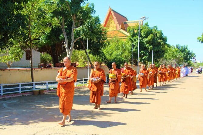 Phnom Penh: Highlights Tour Including National Museum - Pace, group size, and guide quality