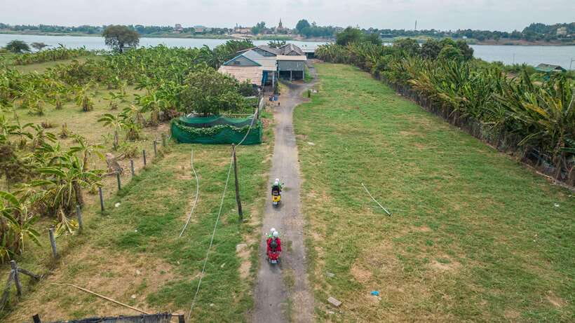 Phnom Penh Silk Island Sunset Vespa Tour / Tuk Tuk Available - A pause at The New Church