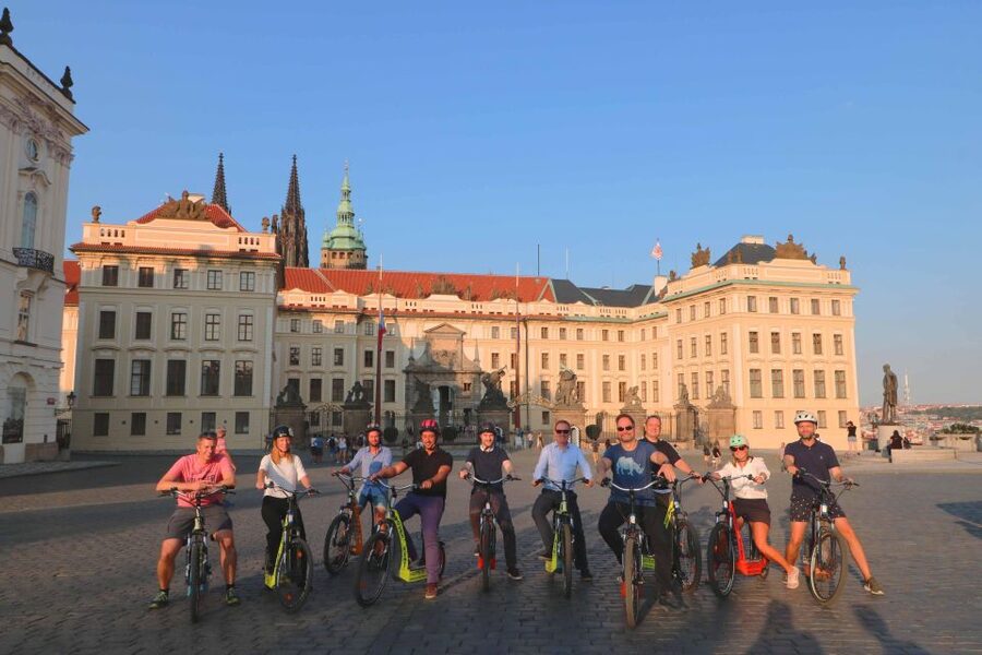 Prague: E-Bike/E-Scooter Viewpoint Tour - E-bike or e-scooter?