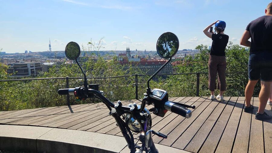 Prague Old Town: Guided Tour on eScooters - Guides who add meaning to the route