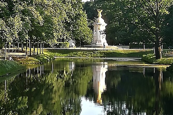 Private Guide Up to Group 6 - ONE Rickshaw, (E)Bikes, E-Scooters - Bebelplatz and the cost of censorship