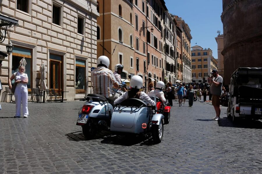 Rome 1.5 hours Private tour in Vespa Sidecar vintage style - Gelato Makes the Tour More Than a Photo Circuit