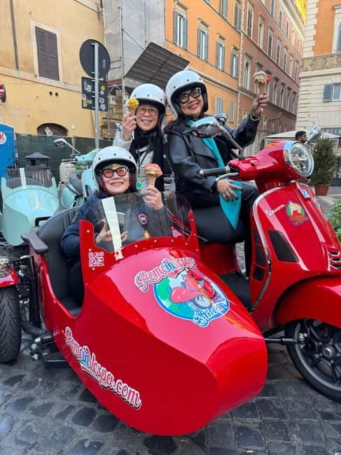 Rome 1.5 hours Private tour in Vespa Sidecar vintage style - Pincio Balcony and Piazza del Popolo