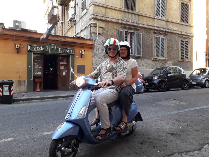 Rome by night on Vespa - Seeing the Colosseum from the road