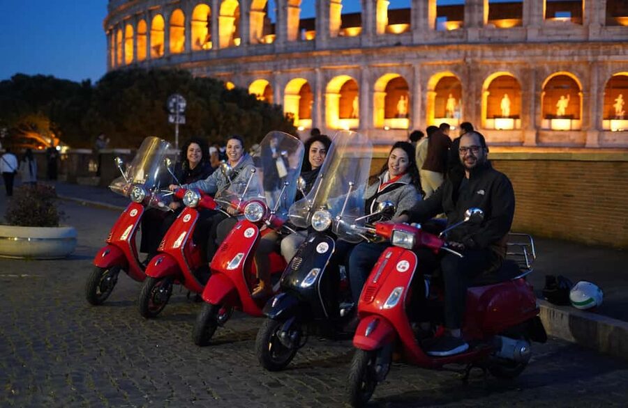 Rome: Vespa Scooter Night Tour with Pro Photographer service - The view and coffee at Janiculum Hill
