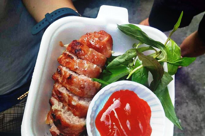 Saigon Street Food & Hidden Alleys by Scooter – 7/9/12 Tastings - Nguyễn Thiện Thuật apartment buildings and everyday Saigon
