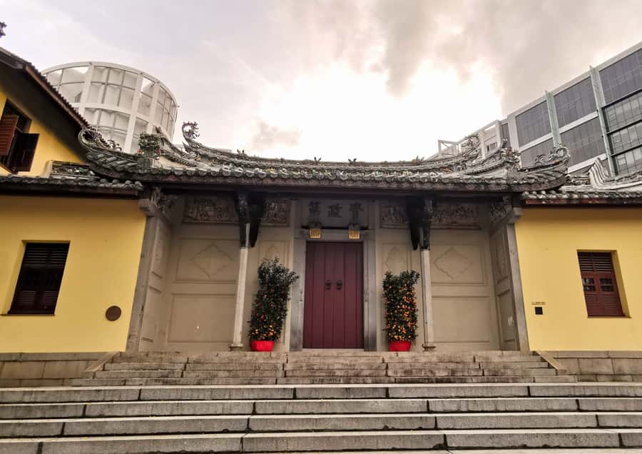 Secrets of Singapore Kick Scooter Tour with Dinner - Civic sights, Raffles Hotel, and Beach Road