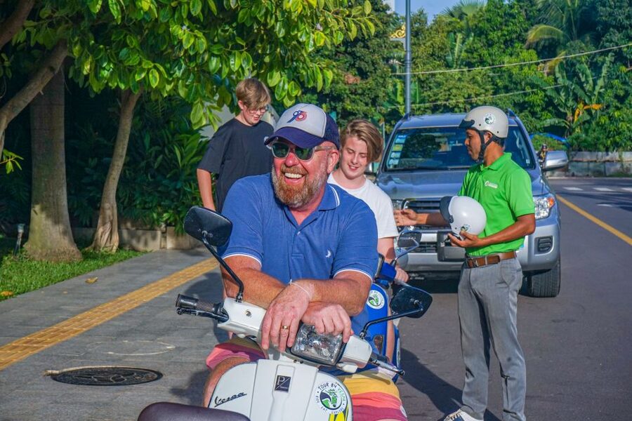 Siem Reap: Evening Foodie Vespa Tour / Tuk Tuk Available - Who will enjoy this evening most