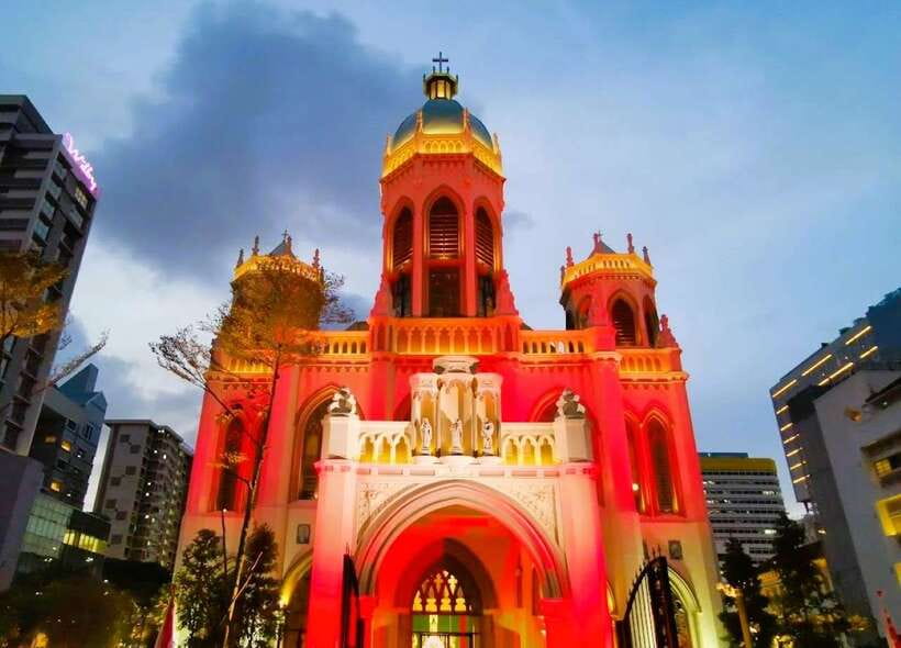 Singapore: Street Food & Ethnic Quarters Kick Scooter Tour - Starting in Little India with dosai and temple color