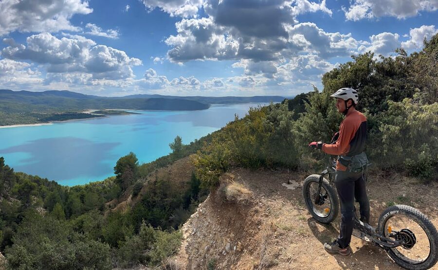 The lakeside panoramic tour: Guided electric scooter rides - Who will enjoy this ride most