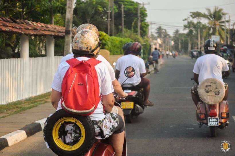 Trincomalee: Guided scooter City Tour - Hot water springs and the green orange drink