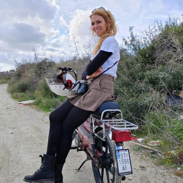 Unique vintage Tomos moped tour Split - Back to the '80s - The café stop with Guuc juice