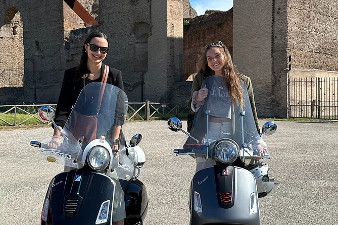 Vespa experience guided by us & Photo shoot - Ten minutes at Piazza del Campidoglio