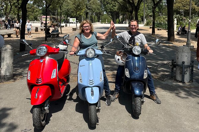 Vespa experience guided by us & Photo shoot - Starting at Piazza dei Calcarari