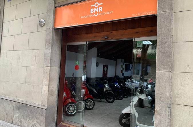Vespa Spring 50cc rental - Picking up the Vespa at Carrer de Roger de Llúria 31