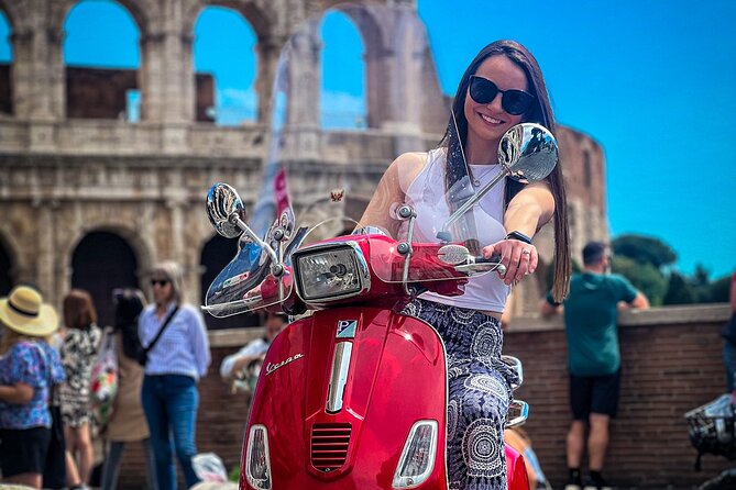 Vespa Tour Guided by Local in Rome - A quick look at the Pantheon