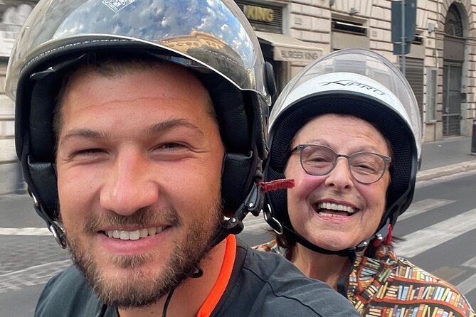 Vespa Tour in Rome with Nicolò - The Colosseum: a five-minute look