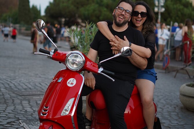 Vespa Tour in Rome with professional photographer - Piazza Navona and the tiramisu break