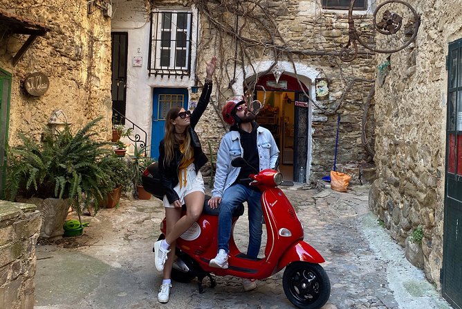 Vespa Tour in Sanremo for half a day - What the included equipment means