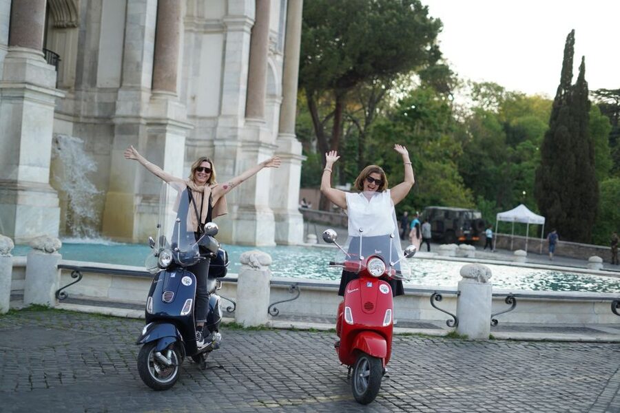 Vespa - Wine and Photography service in Rome - The drivers and the feel of the ride