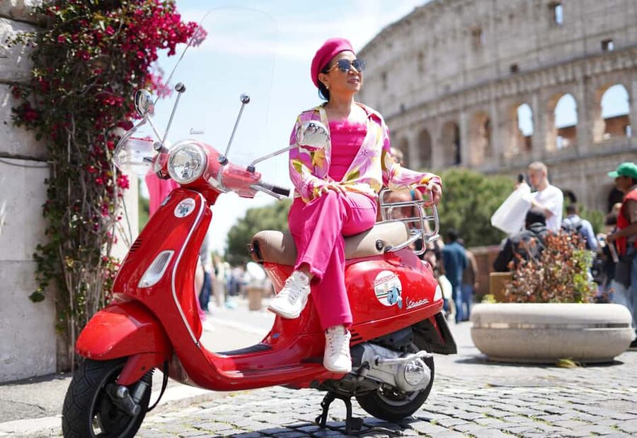 Vespa - Wine and Photography service in Rome - The Colosseum: a strong first photo stop